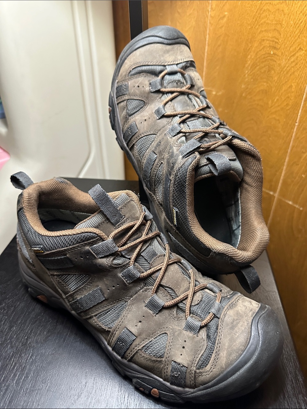 Keen Siskiyou Mid Top Outdoor Hiking Shoes. Men’s 10